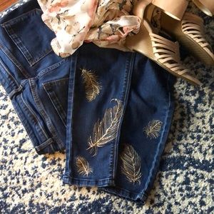 🍂 Kensie Jeans with embroidered leaf detail 🍂